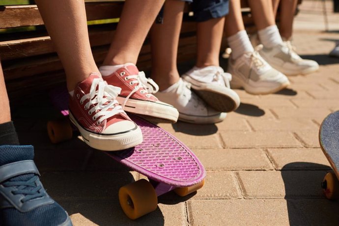 Un buen calzado infantil de verano debe sujetar bien el pie, especialmente a nivel del talón y el empeine, permitiendo a la vez una flexión natural al caminar gracias a una suela flexible. Es crucial priorizar materiales transpirables como piel o algodón.