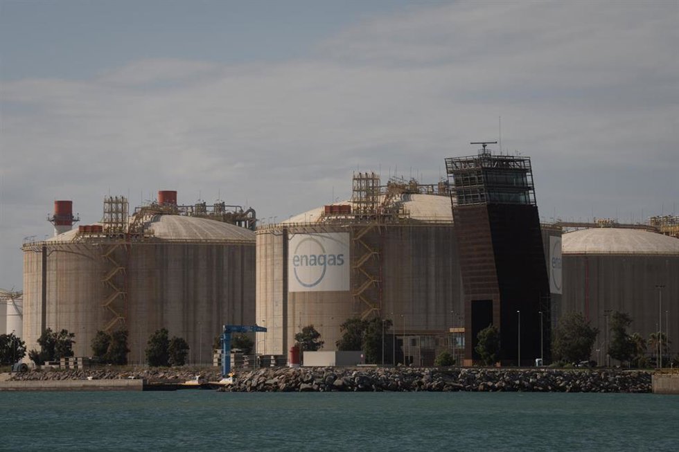 Archivo - Vista exterior de la planta regasificadora de Enagás en el Puerto de Barcelona, a 6 de octubre de 2022, en Barcelona, Cataluña, (España)