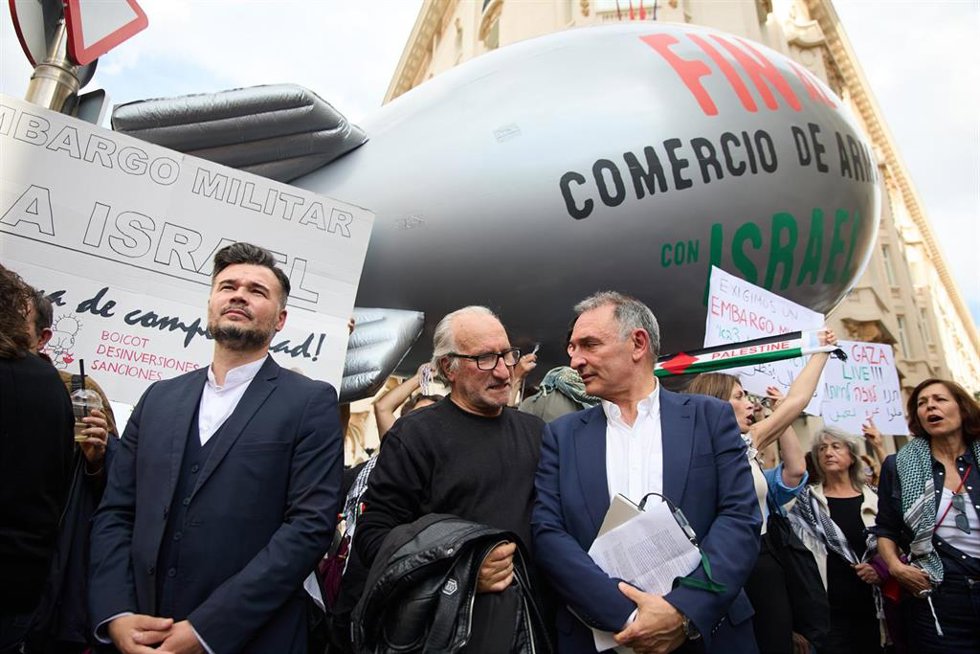 El portavoz de ERC en el Congreso, Gabriel Rufián (i), y el diputado de Sumar Enrique Santiago (d), durante una concentración propalestina frente al Congreso de los Diputados