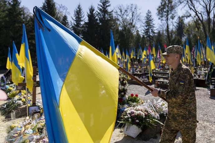 Archivo - 04 de abril de 2025, Ucrânia, Lviv: Um soldado segura uma bandeira durante a cerimônia fúnebre de um soldado ucraniano morto que era membro da 3ª Brigada de Assalto Separatista das Forças Terrestres das Forças Armadas da Ucrânia. Foto: Andreas S