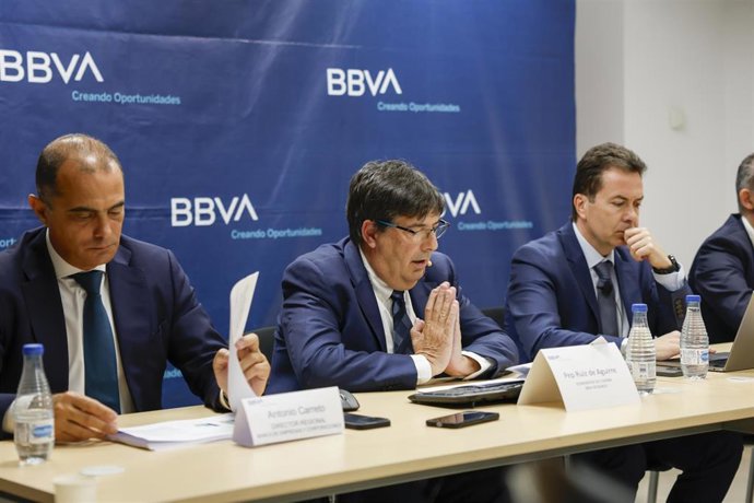 De izq. A dcha Ángel Fernández, director de zona de BBVA en Valencia; J. Manuel Mieres, Director Territorial Este de BBVA; Pep Ruiz de Aguirre, Economista Principal de BBVA Research para España y Antonio Carreto , Director Regional Este de BBVA