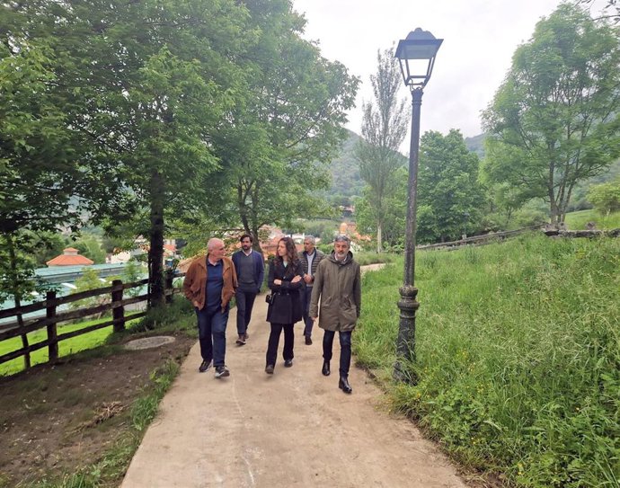 El consejero visita las obras de saneamiento.