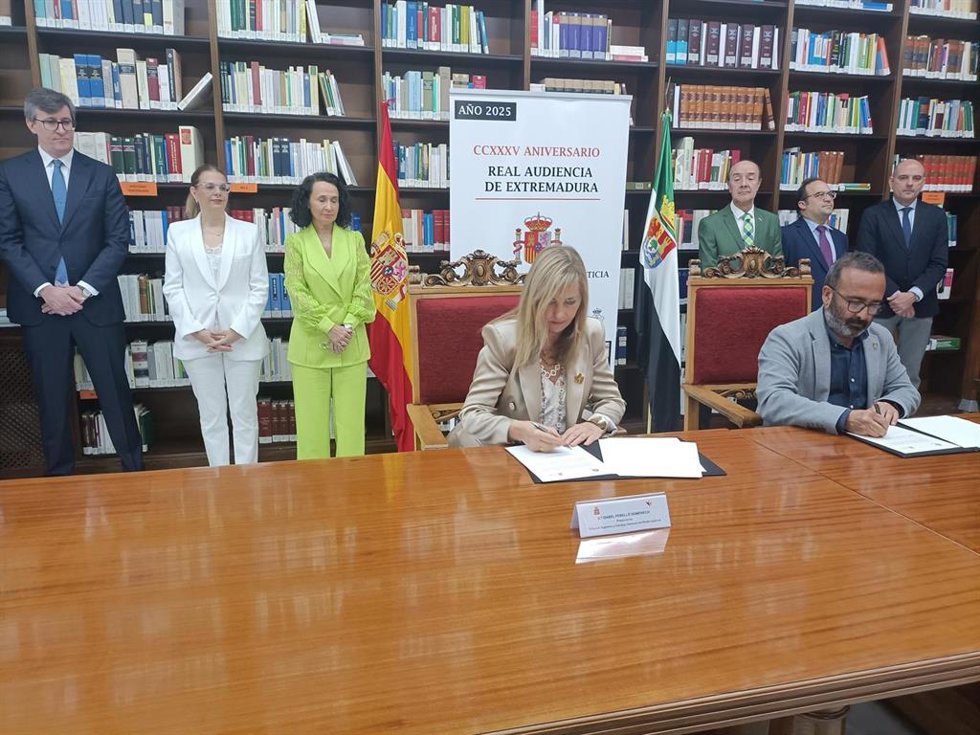 La presidenta del Tribunal Supremo y del Consejo General del Poder Judicial (CGPJ), Isabel Perelló, y el presidente de la Diputación de Cáceres, Miguel Ángel Morales, firman un convenio de colaboración entre ambas instituciones