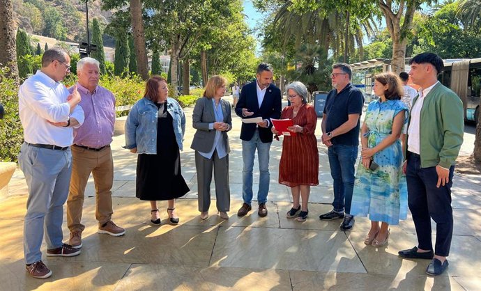 El portavoz municipal del PSOE, Daniel Péréz, junto con ediles socialistas