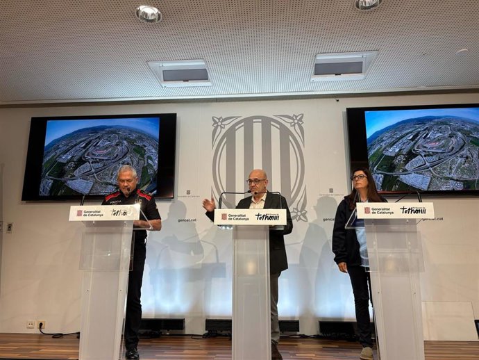 El director del Servei Català de Trànsit, Ramon Lamiel; la subdirectora de gestión, Lourdes Puigbarraca y el jefe de la Regió Metropolitana Nord de Mossos d'Esquadra, el comisario Sergi Pla explican el dispositivo especial