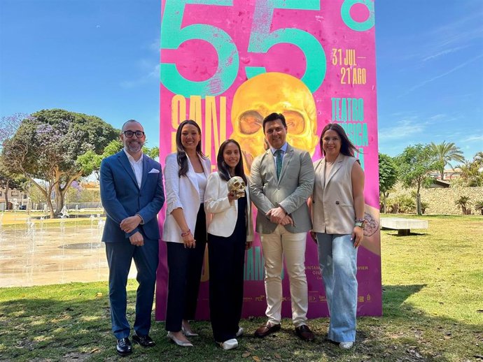 La consejera Carmen Conesa y el alcalde, José Miguel Luengo, con el cartel del Festival.