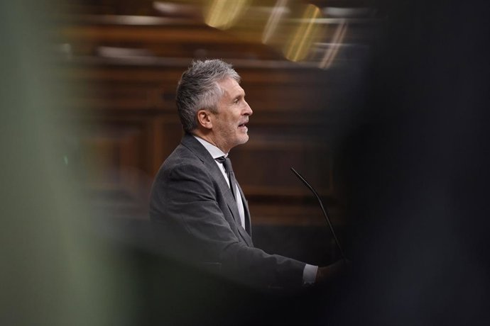 El ministro de Interior, Fernando Grande-Marlaska, durante el pleno en el Congreso de los Diputados, a 21 de mayo de 2025, en Madrid (España). Durante la sesión de control, los grupos parlamentarios PP y VOX, han preguntado al Gobierno por su lista de imp