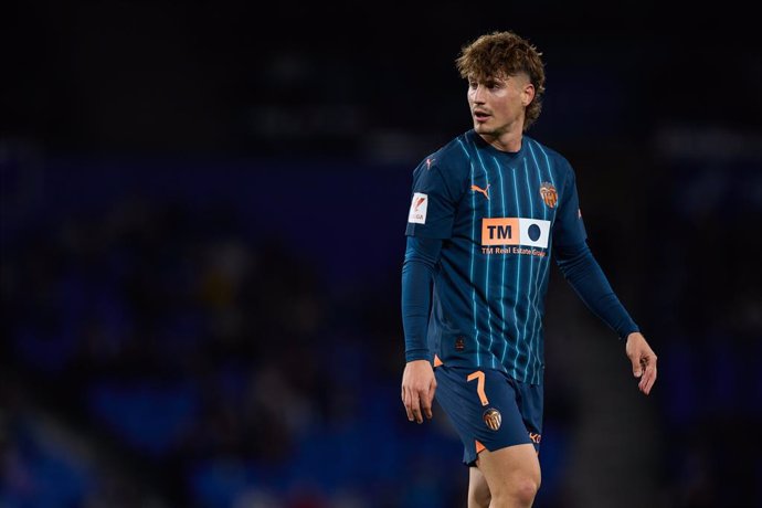 Archivo - Sergi Canos of Valencia CF looks on during the LaLiga EA Sports match between Real Sociedad and Valencia CF at Reale Arena on May 16, 2024, in San Sebastian, Spain.