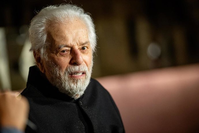 Archivo - El artista Alejandro Jodorowsky durante la proyección de su película 'Psicomagia: un arte para sanar', en los cines Mooby Aribau, a 19 de febrero de 2025, en Barcelona, Catalunya (España). 