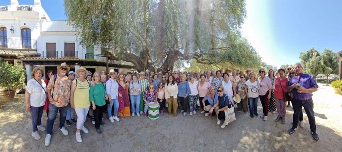 Jornada de convivencia en El Rocío con más de 220 personas mayores del Aljarafe sevillano.