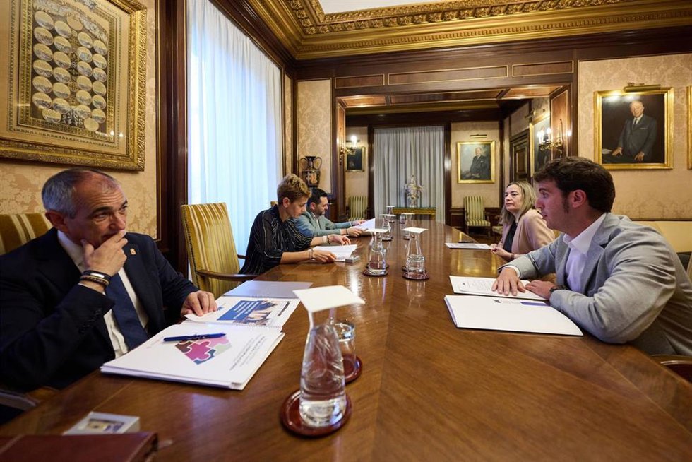 La presidenta de Navarra, María Chivite, recibe al presidente de la Federación Navarra de Municipios y Concejos, Xabier Alcuaz, y a la secretaria general de la entidad, Berta Enrique.