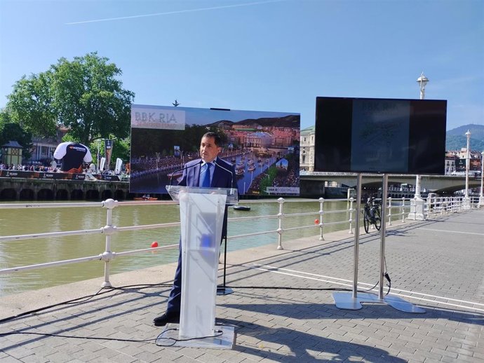 El presidente de BBK, Xabier Sagredo, en la presentación del espectáculo "BBK Ría".