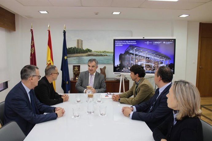 El consejero de Medio Ambiente, Universidades, Investigación y Mar Menor, Juan María Vázquez, recibe a dos investigadores postdoctorales senior beneficiados con la beca Fulbright