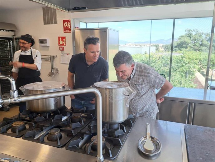 El conseller Simonet oliendo un fumet de pescado