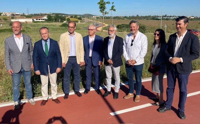 Autoridades tras la inauguración del carril bico que une el centro de Cáceres con el campus universitario