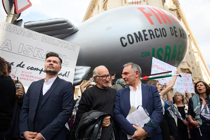 O porta-voz da ERC no Congresso, Gabriel Rufián (à esquerda), e o deputado da Sumar Enrique Santiago (à direita), durante uma manifestação pró-palestina em frente ao Congresso dos Deputados, em 20 de maio de 2025, em Madri, Espanha. A campanha #StopArmsWi