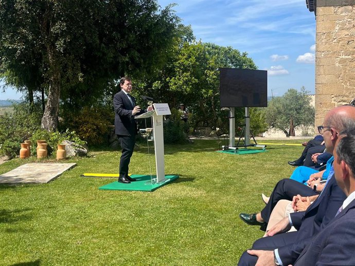 El presidente de la Junta de Castilla y León, Alfonso Fernández Mañueco, durante la presentación del plan en Fermoselle.