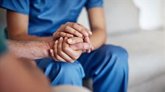 Foto: Una enfermera destaca la importancia de la especialización práctica avanzada para tratar a pacientes con Alzheimer
