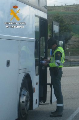 La Guardia Civil junto al autobús que conducía el investigado.