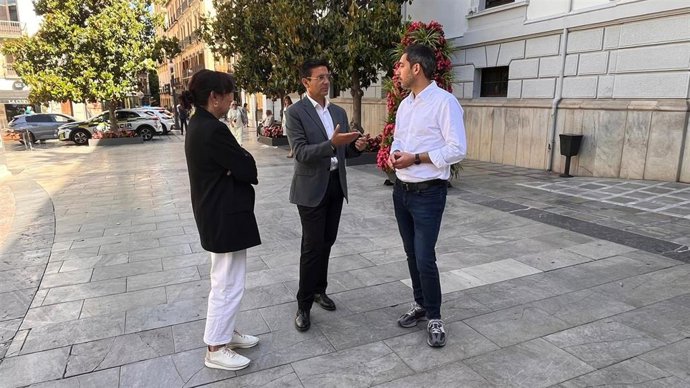 Paco Cuenca (PSOE) en el centro en la imagen flanqueado por los ediles socialistas Eva Fernández y Eduardo Castillo
