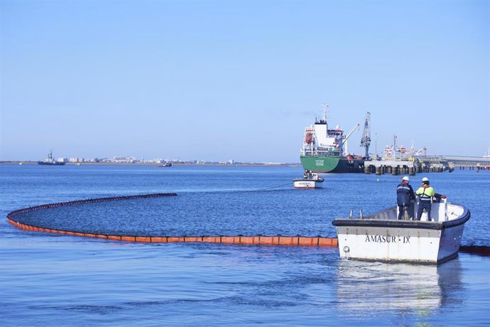 Archivo - Instalación de una barrera durante un ejercicio de lucha contra la contaminación marina simulando un vertido de 60 toneladas de fueloil procedentes de un buque petrolero en el muelle sur del Puerto de Huelva en 2022.