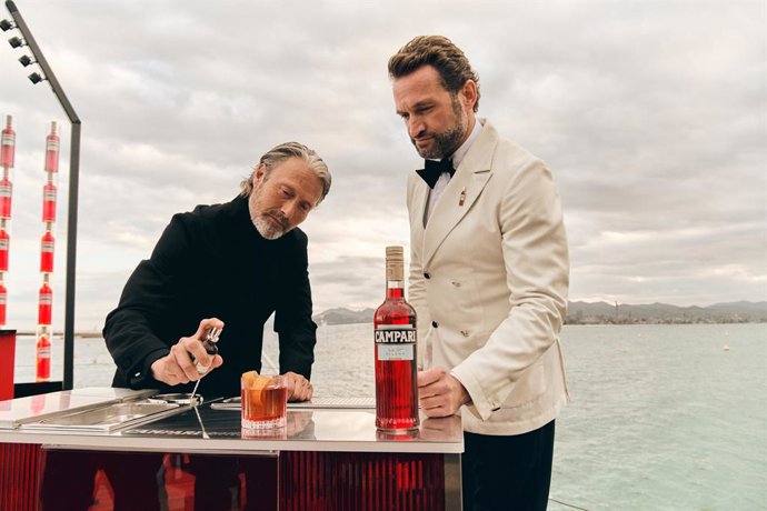 Mads Mikkelsen unveils his Negroni twist at Campari’s Hyde Beach event during the 78th Cannes Film Festival, May 17, 2025.