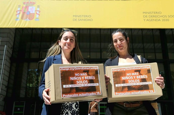 Carla López de Alda y Anna Gual antes de la entrega de firmas para pedir la instauración de un protocolo unificado de acompañamiento a niños en quirófano.