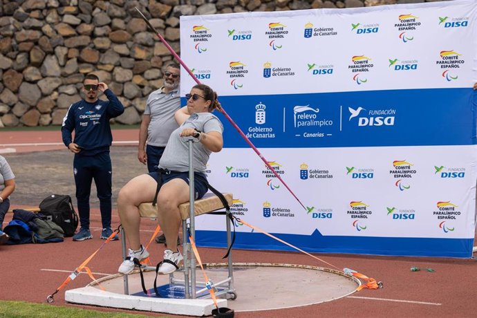 Una deportista realiza un lanzamiento de jabalina durante la jornada de formación llevada por Relevo Paralímpico Canarias