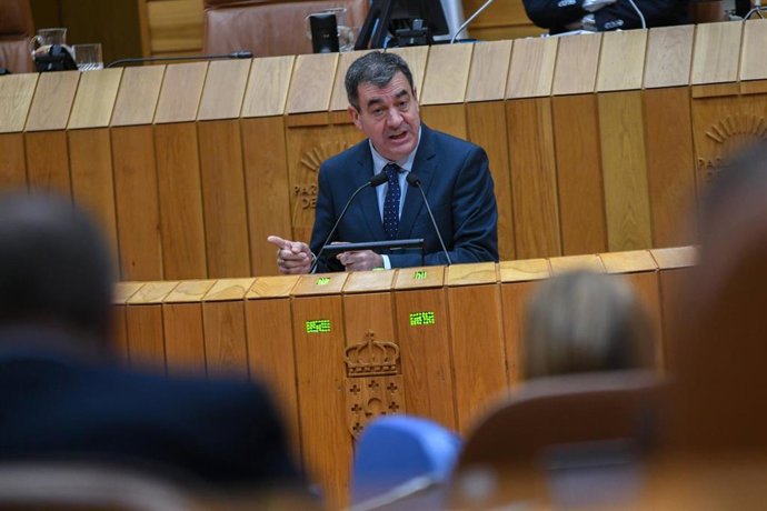 O conselleiro de Educación, Ciencia, Universidades e FP, Román Rodríguez, no Parlamento galego.