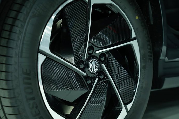 Un neumático del nuevo modelo MG S5 durante su presentación en el Automobile, a 9 de mayo de 2025, en Barcelona, Cataluña (España). 