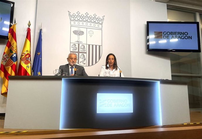 La consejera de Bienestar Social y Familia, Carmen Susín, y el gerente del IASS, Ángel Val, en la sala de prensa de la sede del Gobierno de Aragón.