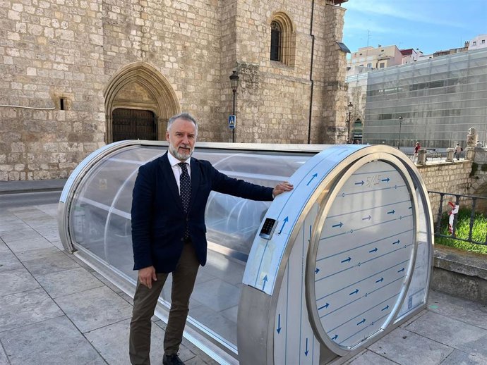 El concejal de Movilidad ante el aparcamiento de bicis y patinetes de la calle San Lesmes.