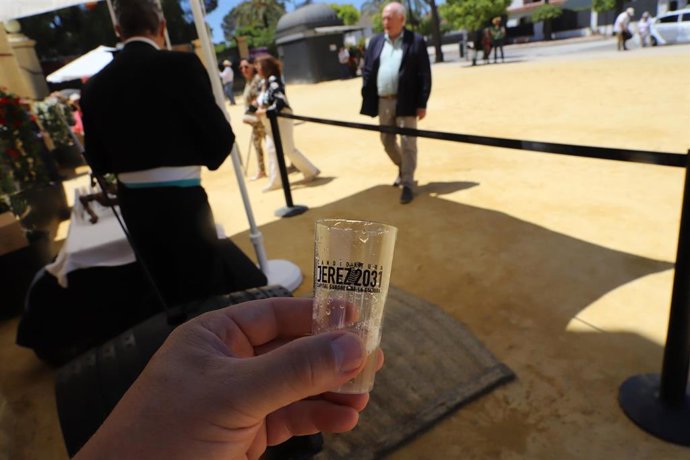 Un vaso de plástico para vino que se reparte en la Feria del Caballo, serigrafiado con el lema a Jerez, Capital Europea de la Cultura 2031.