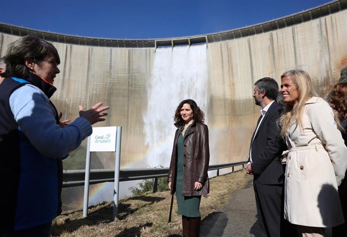 (2I-D) La presidenta de la Comunidad de Madrid, Isabel Díaz Ayuso, el consejero de Presidencia, Justicia y Administración Local, Miguel Ángel García, y la consejera de Economía, Hacienda y Empleo, Rocío Albert, durante la reunión extraordinaria del Consej