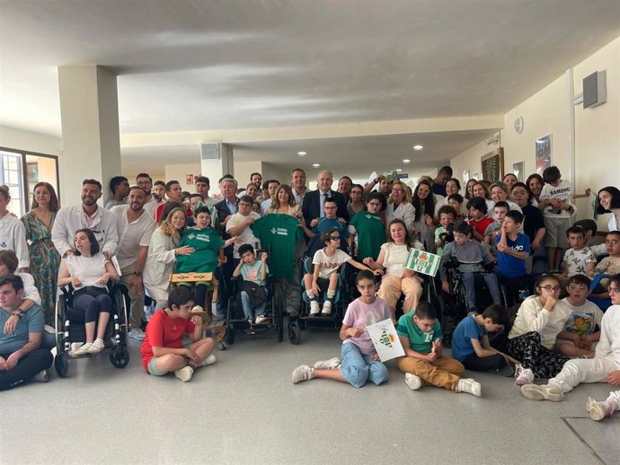 Alumnos con discapacidad intelectual de San Juan de Dios en Alcalá reciben la visita de Rafael Gordillo