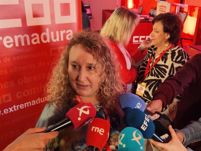 María Berrocal, atiende a los medios al inicio del 12º Congreso Regional de CCOO de Extremadura, donde saldrá elegida secretaria general.