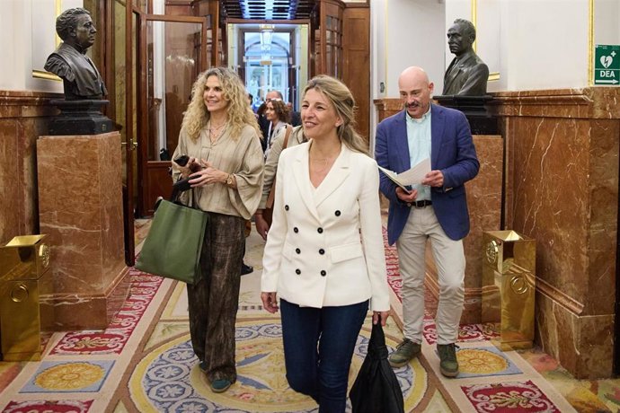 La vicepresidenta segunda y ministra de Trabajo y Economía Social, Yolanda Díaz, a su salida de una sesión plenaria, en el Congreso de los Diputados, a 20 de mayo de 2025, en Madrid (España).