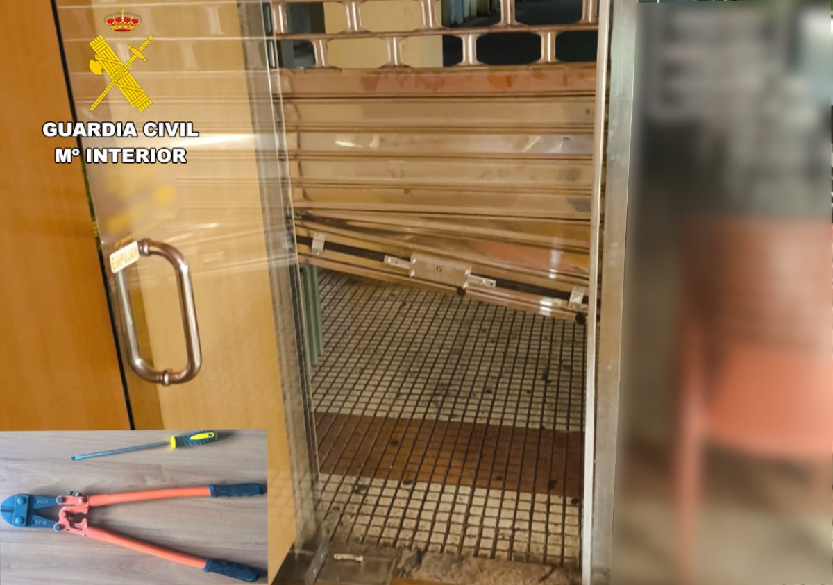 Dos detenidos tras ser sorprendidos huyendo con la caja registradora robada en un bar de Sarón