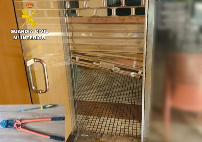 Persiana forzada en el establecimiento hostelero de Sarón