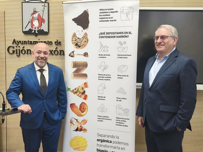 El concejal de Medio Ambiente y Sostenibilidad del Ayuntamiento de Gijón, Rodrigo Pintueles, presenta la nueva campaña de concienciación de Emulsa junto a gerente de la misma, Ramón Cañal.