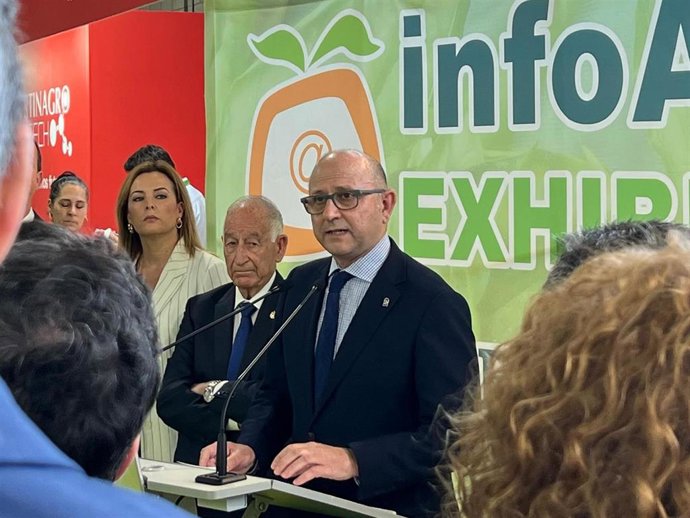 El secretario general de la Consejería de Agricultura, Pesca, Agua y Desarrollo Rural de la Junta de Andalucía, Manuel Gómez Galera, durante su intervención en la inauguración de Infoagro Exhibition, en Aguadulce (Almería).