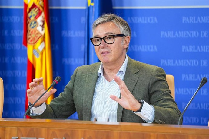 El portavoz del Grupo Parlamentario Vox, Manuel Gavira, durante la ronda de ruedas de prensa de portavoces de los grupos parlamentarios en el Parlamento de Andalucía, a 21 de mayo de 2025 en Sevilla (Andalucía, España). Los portavoces de los grupos parlam