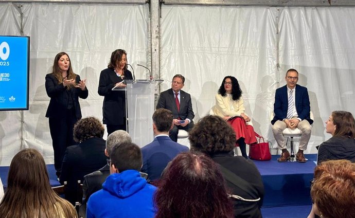 La consejera de Cultura, Política Llingüistica y Deporte, Vanessa Gutiérrez  y el alcalde de Oviedo, Alfredo Canteli, asisten a la inauguración de la XXXI edición de LibrOviedo.