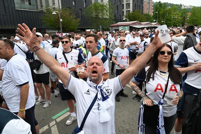 Los aficionados del Tottenham Hotspur en la 'fan zone' de Amezola.