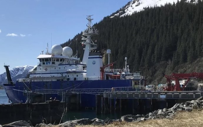Sikuliaq no porto de Seward, Alasca, em maio de 2022