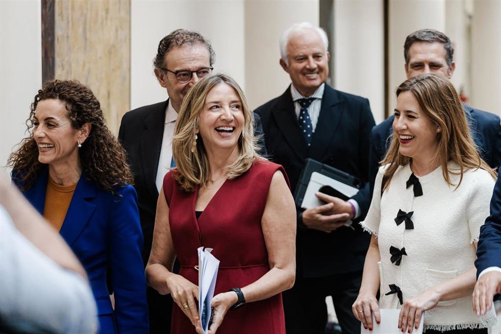 La portavoz del PP en el Senado, Alicia García (c), a su llegada a una sesión de control al Gobierno, en el Senado, a 20 de mayo de 2025, en Madrid (España). 
