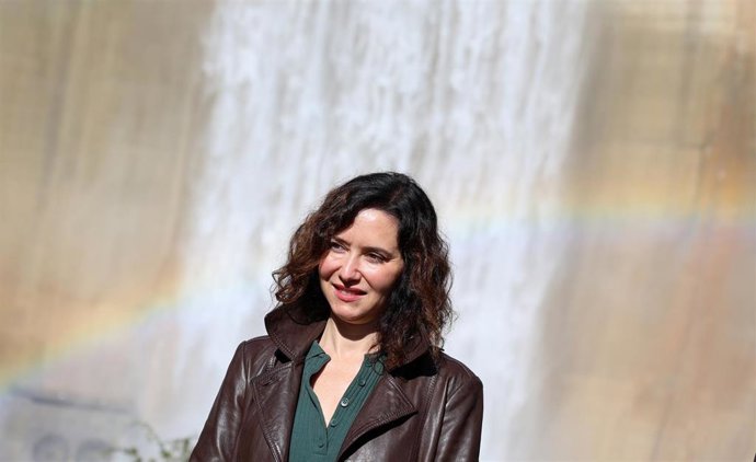 La presidenta de la Comunidad de Madrid, Isabel Díaz Ayuso, durante la reunión extraordinaria del Consejo de Gobierno celebrada en el embalse de El Atazar