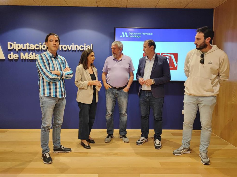 Los diputados del grupo socialista en la Diputación, Desirée Cortés y Manuel Lara, junto al representante del sindicato CGT, Miguel Montenegro.