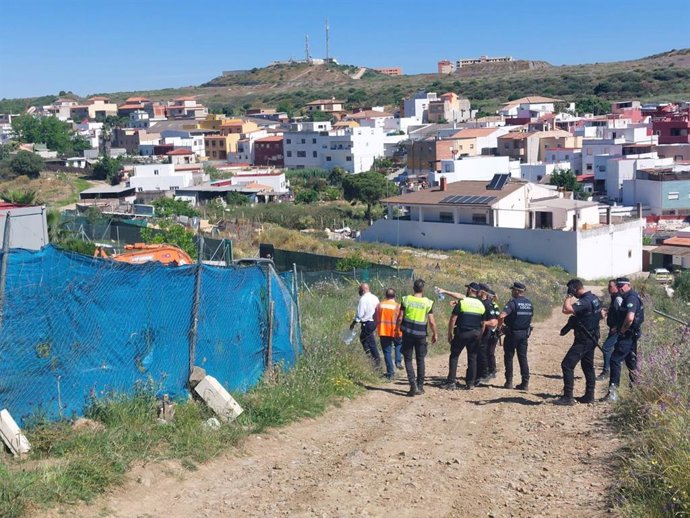 Dispositivo para desmantelar un asentamiento ilegal en Algeciras
