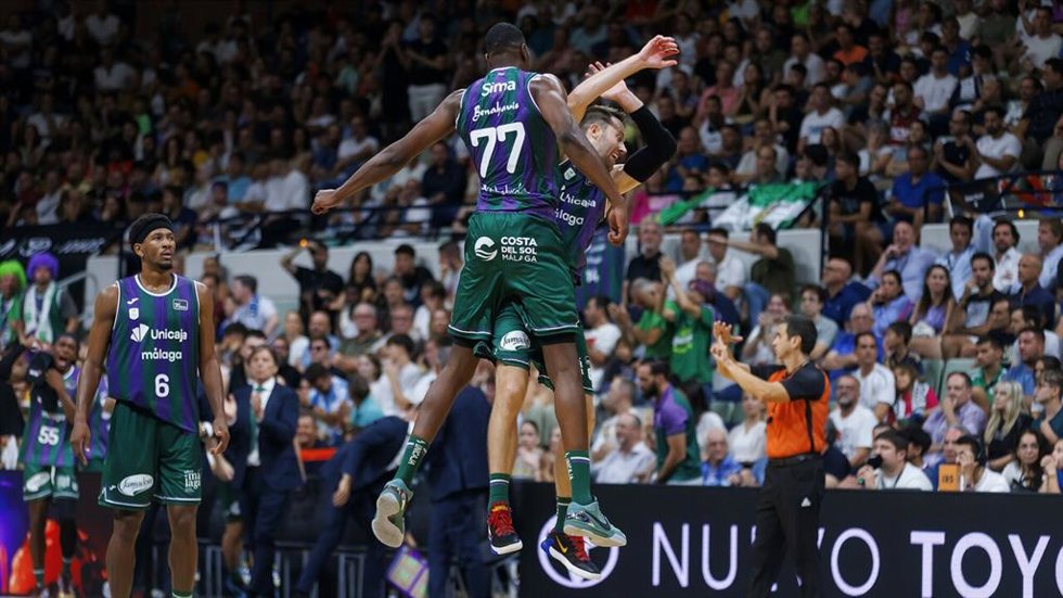 Archivo - Los jugadores de Unicaja celebrando el título de Supercopa Endesa 2024.